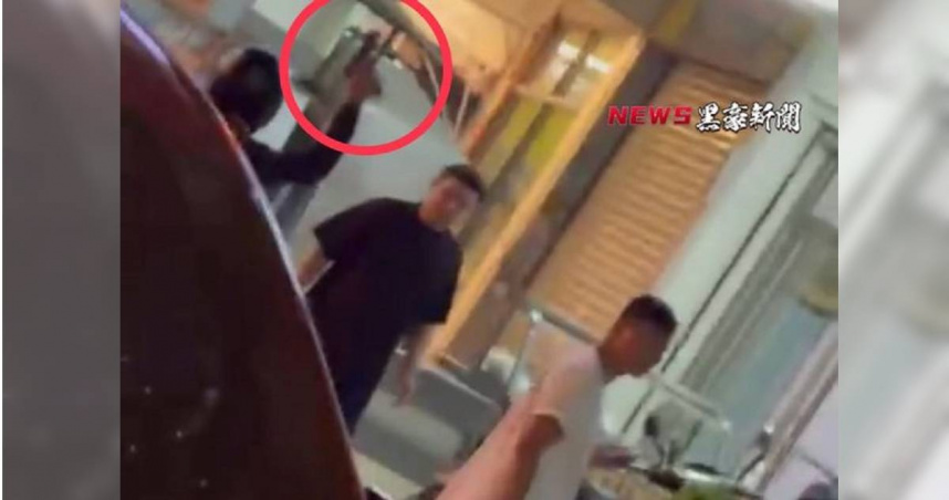台中17歲少年因網路懸賞討債持玩具槍恐嚇他人，最終沒拿到錢還被送法辦。（圖／翻攝黑豪家族）