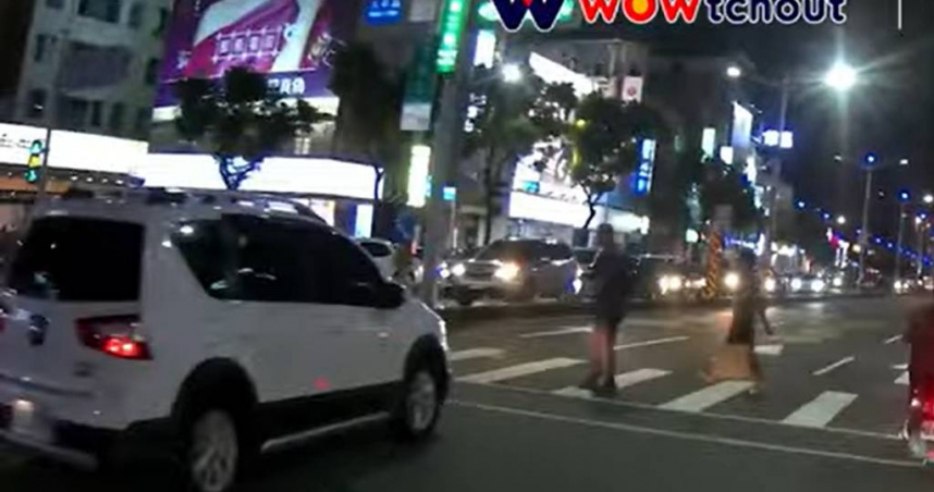 高雄左營路口白車右轉撞倒斑馬線老翁，警方依法重罰。（圖／翻攝wowtchout-地圖型行車影像分享平台）