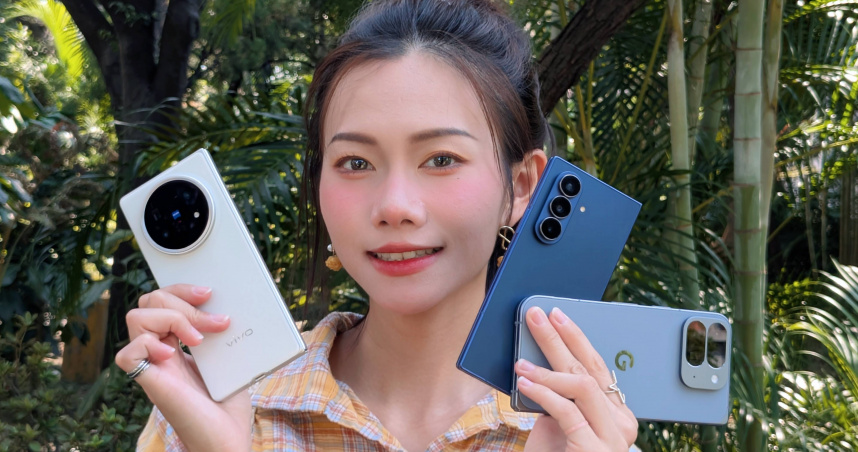 左起依序是vivo X Fold5、三星Galaxy Z Fold7與Google Pixel 10 Pro Fold。（圖／廖梓翔攝）