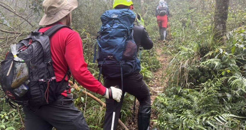 宜蘭縣消防局持續派員到阿玉山搜尋失聯黃姓山友下落，受颱風外圍環流影響，山區大雨濃霧增添搜救難度。（圖／宜蘭縣消防局提供）