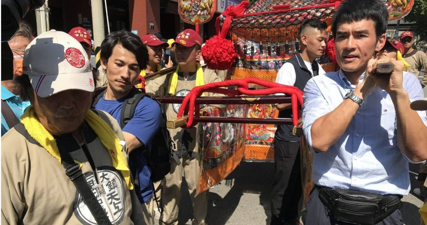 連炳發（左）與楊一展（右）當時合力扛轎祈求拍攝順利。（圖／ 《大甲媽祖ㄅㄜˊ 讚》粉絲專頁）