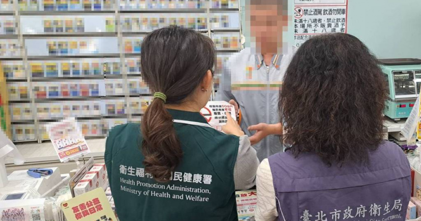 日商加熱菸開賣，國健署長沈靜芬（左起）今天（23）偕同台北市衛生局李碧慧副局長突擊通路現場稽查，並未發現明顯違規事項。（圖／國健署提供）