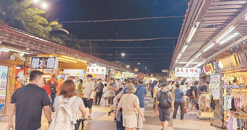 行政院會6日通過「北回之巔旗艦計畫－微笑南灣in台灣計畫」推展國旅觀光發展。圖為花蓮觀光知名景點東大門夜市。（圖／本報資料照片）
