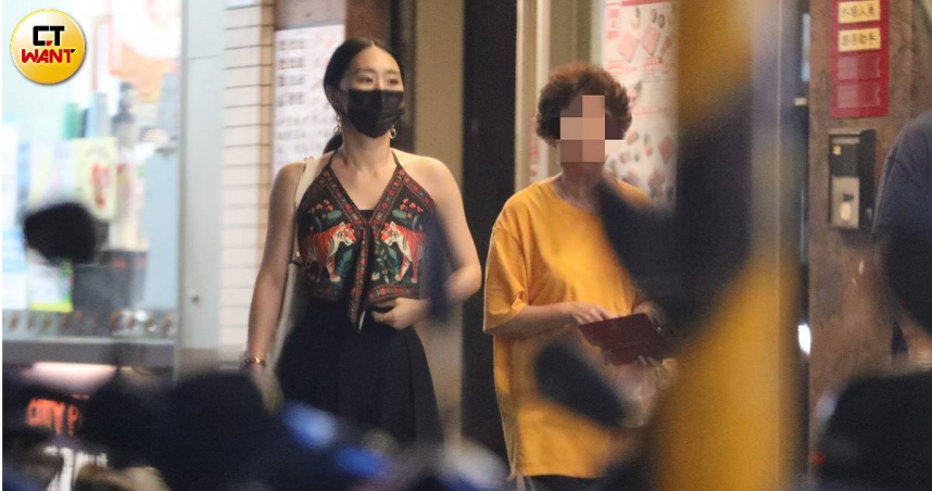 吳可熙陪媽媽吃飯，吃完邊散步邊聊天回家。（圖／本刊攝影組）