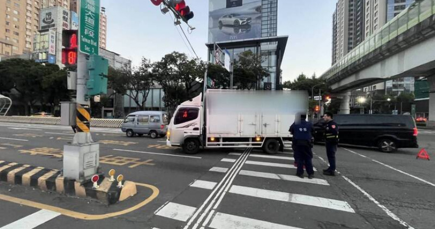 74歲李姓老翁清晨依綠燈過馬路，遭小貨車右轉撞飛送醫，目前在加護病房觀察。（圖／翻攝畫面）