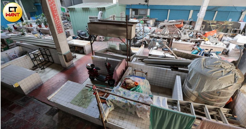 水湳新興市場荒廢多年，但隨著台中捷運通車、周邊發展升溫，土地價值水漲船高，地主如今卻面臨土地可能被拍賣的困境。（圖／黃耀徵攝）