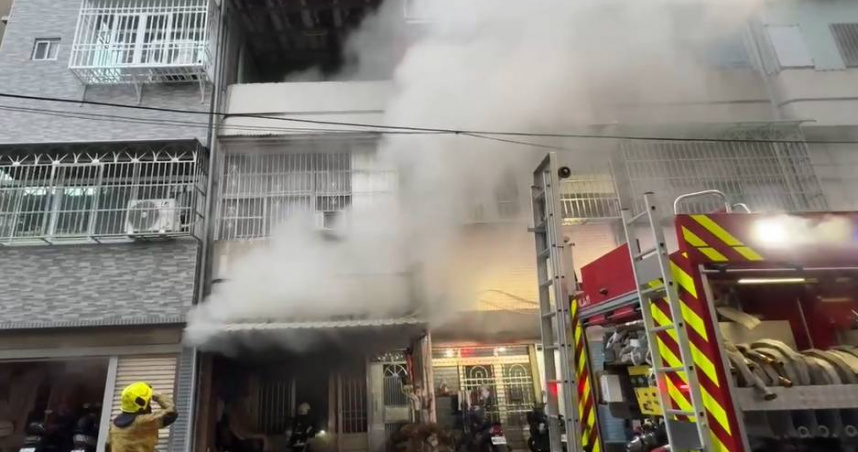 鳳山區一棟2樓透天厝29日上午發生火警，消防人員架梯救出受困2樓的外籍看護。（圖／報系資料照）