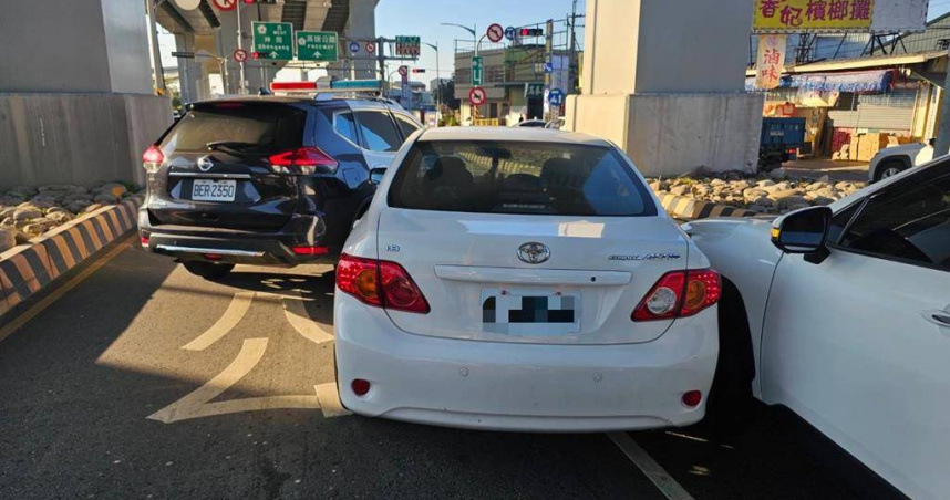 台中豐原超商外發生竊車案，55歲汪男倒車甩開車主後逃逸，警方30分鐘內逮捕到案。（圖／翻攝畫面）