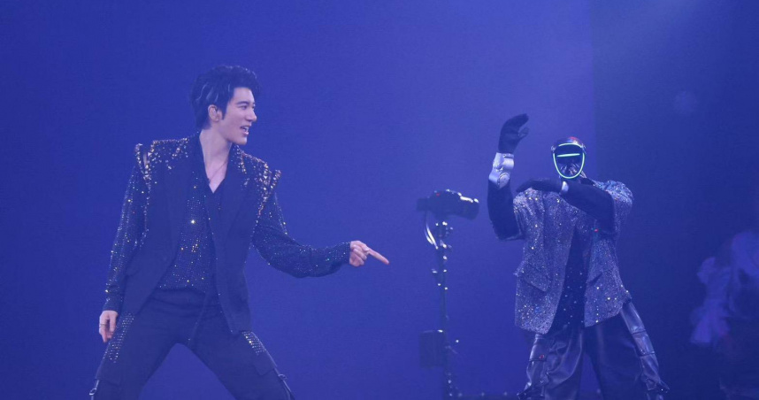 王力宏在演唱會與機器人共舞。（圖／西東音樂提供）
