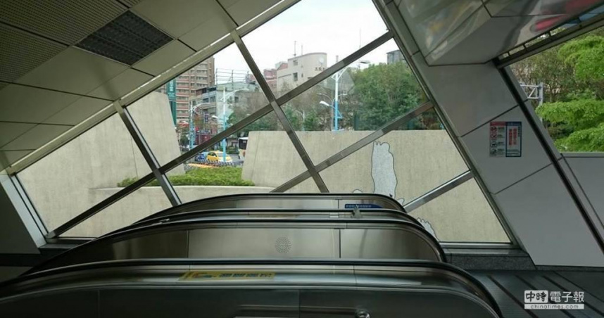 模仿效應！捷運站外高喊「我有槍」搶警棍害1警受傷　35歲男遭逮捕送辦