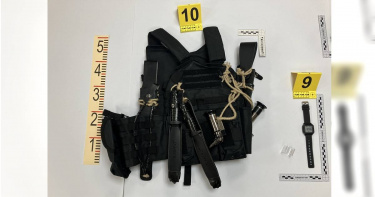 警方清查張文多靠網購購買刀械，總共查扣3長10短。（圖／翻攝畫面）