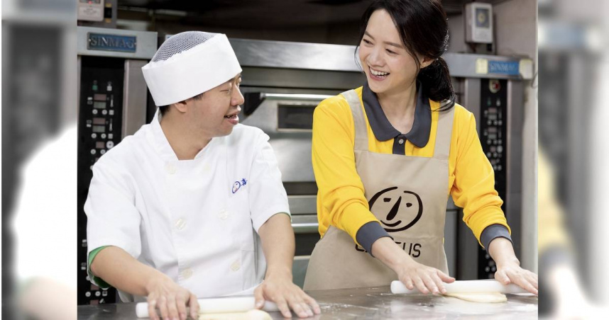 公益大使曾寶儀走進喜憨兒庇護工場，與憨兒夥伴一同參與烘焙實作。（圖／喜憨兒基金會提供）