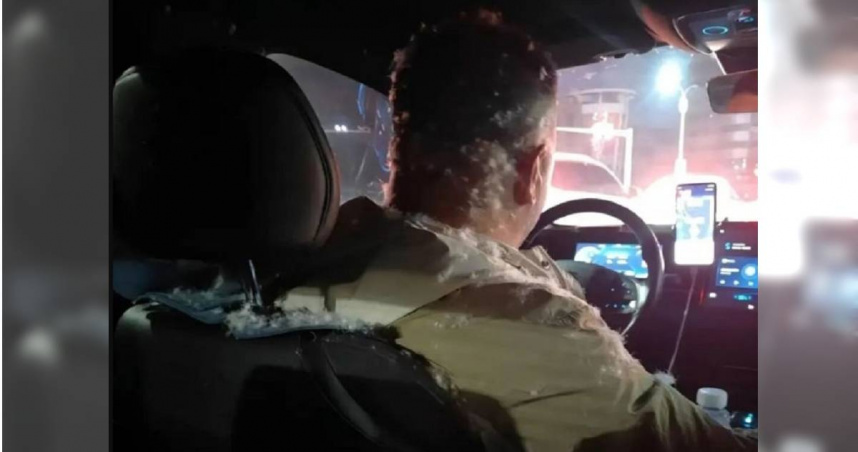 大陸河北有一名男子日前穿羽絨衣搭車，結果羽絨服竟「爆炸」，畫面流出引發討論。（圖／翻攝自微博／極目新聞）