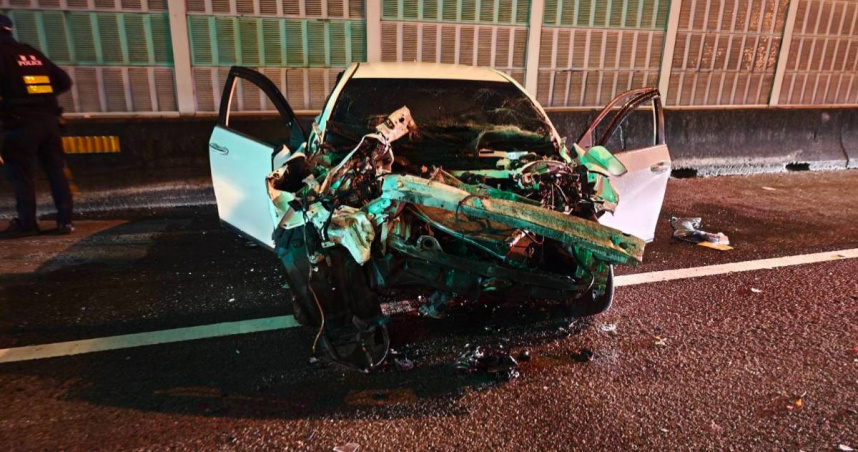 高雄今清晨發生死亡車禍。（圖／翻攝記者爆料網）