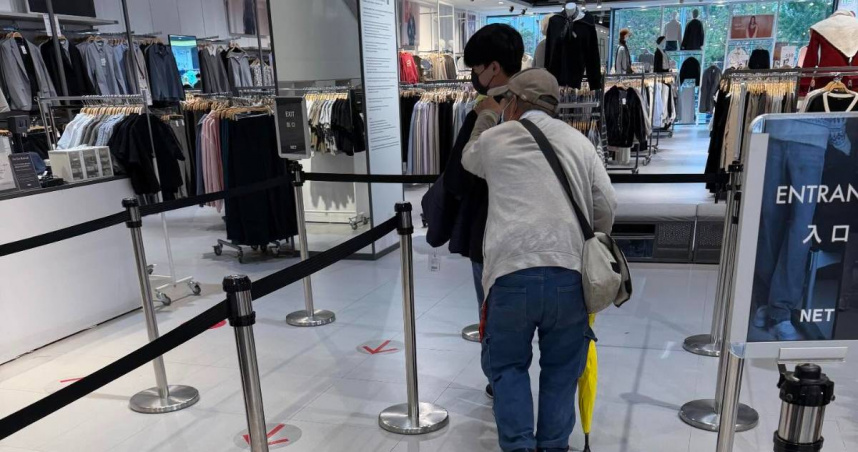 NET店員當拐杖協助年長者買衣服，被網友拍下大讚超有愛心。（圖／翻攝Threads／@wen.wen6666）