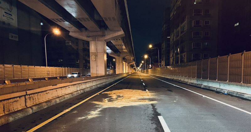 溫姓男子25日凌晨遭林姓司機趕下車，他躺在台64車道上遭4車輾斃。（圖／翻攝畫面）