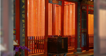 艋舺龍山寺光明燈。（圖／楊登嵙提供）