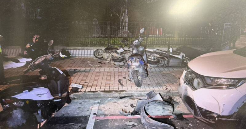 桃園區國鼎一街凌晨發生自小客車失控連撞7輛汽機車事故，現場零件散落一片狼藉。（圖／警方提供）