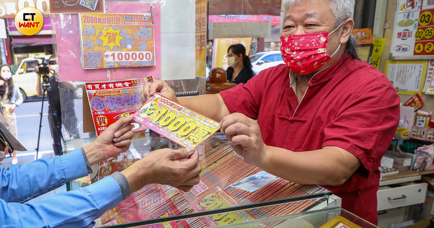 過年期間許多人會買刮刮樂試運氣。（圖／CTWANT資料照）