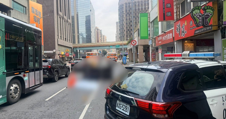 北市中山區八德路二段2日下午發生一起死亡車禍，一名婦人下車走至車頭準備過馬路，卻遭公車司機輾斃。（圖／翻攝畫面）