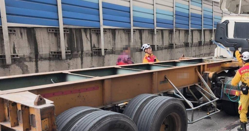 高雄市前鎮區5日下午發生死亡車禍，女騎士受困車底，急救後仍宣告不治。（圖／翻攝畫面）