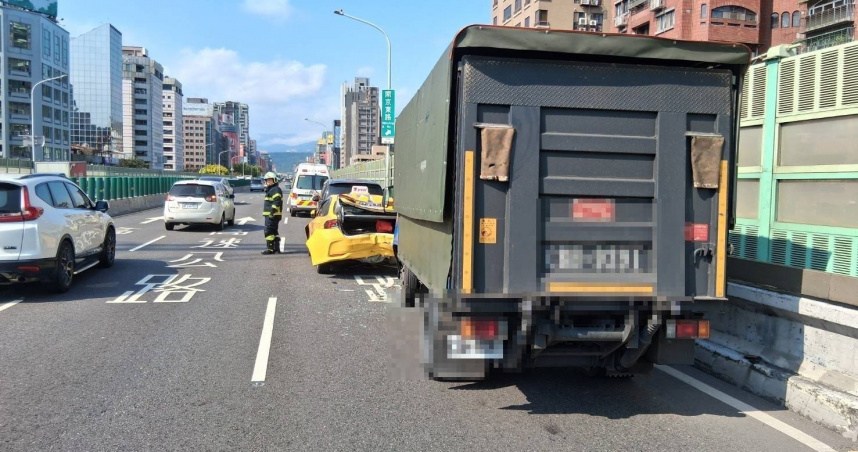 北市建國快速道路，近南京東路閘道口25日下午2時30分許發生3車連撞事故。（圖／翻攝畫面）