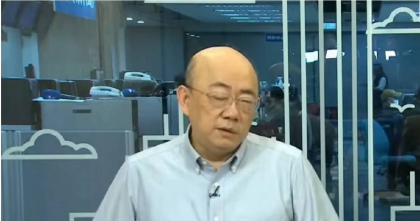 前立委郭正亮昨（25日）在直播中被網友發現臉部出現明顯的嘴角歪斜症狀。（圖／翻攝自YouTube／中天新聞）