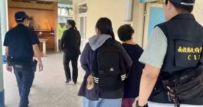 檢察官（前排）與家屬進入殯儀館進行相驗。（圖／讀者提供）