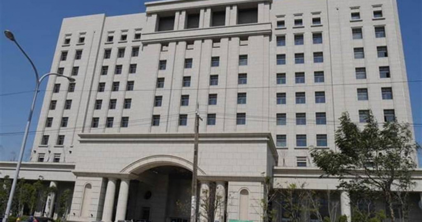 首件律師自組詐團騙1.1億逃了！　游光德曾遭押、剪斷電子手環被通緝