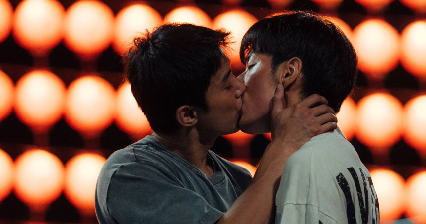 《向流星許願的我們》「皓永CP」初孟軒（左）與鍾岳軒的「初吻」名場面誕生！角色間壓抑的愛意即將爆發。（圖／有意思國際傳播、犢影制作）