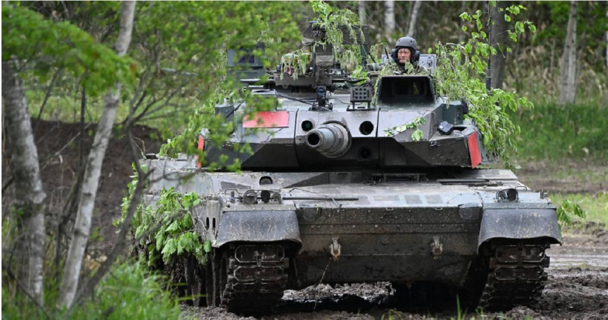 日本去年的軍費支出增長9.7%，高於中國大陸的7.4%。圖為日本陸上自衛隊最新的第四代國產主力戰車「10式戰車」。（圖／達志／美聯社）