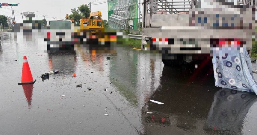 台南六甲運豬車雨天失控釀連環撞　騎士遭捲底盤喪命