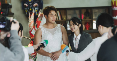 張睿家竟穿上新娘婚紗向柏妍樺求婚，浪漫橋段意外變爆笑名場面。（圖／民視提供）