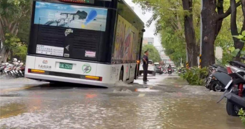 成大旁驚現「地下河」！勝利路突塌陷噴泥水　公車一秒陷坑驚魂