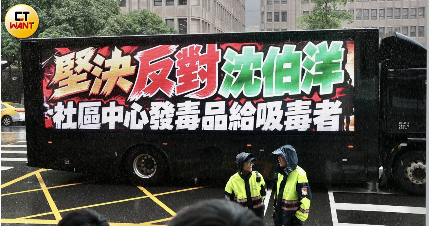 國民黨立委羅智強及多名國民黨立委、議員舉行反毒金剛車上路記者會。（圖／黃耀徵攝）