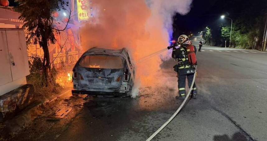 台中北屯路邊轎車凌晨烈焰吞噬！駕駛座驚見焦屍　車內有卡式爐與炭盆