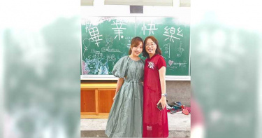 赴國小畢典歡唱 蔡佩軒喜會恩師