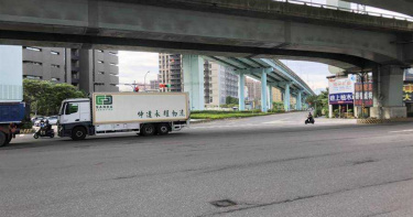 騎士追撞小貨車 頭部重創送醫無意識