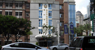 台中警停紅燈遭敲窗以為被攻擊 遇緊急事件鳴笛開道救人一命!