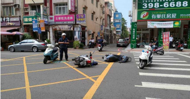 高雄警員騎機車巡邏 路口對撞騎士雙雙掛彩
