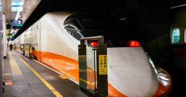 男攀越高鐵門擋擠縫隙 列車進站頭濺血稱:心情差