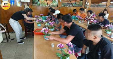 方婕寧在向日農場的第一堂課，就是教授戒毒者栽種蘭花盆景，以做為母親節送給媽媽的禮物。（圖／讀者提供）