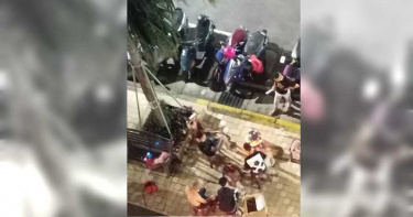 八里街頭烤肉越夜越嗨「妹都叫來了」 卻因戶外未超過10人無法開罰