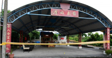 社頭百姓公廟前高懸「有求必應」，一群棋友玩象棋玩到爆發槍擊案。（圖／田中警分局提供）