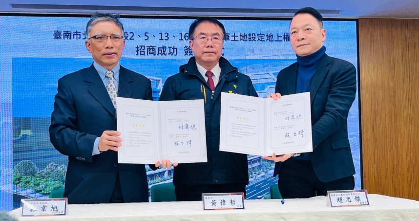 台南市長黃偉哲見證林聲文化董事長趙忠傑和臺南市文化局副局長林韋旭簽訂合約。（圖片／林聲文化提供）