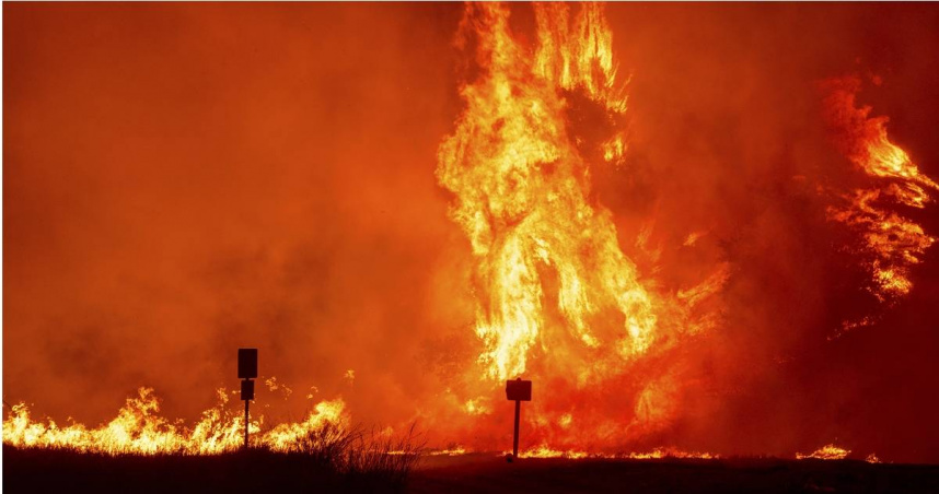 美國洛杉磯郡卡斯泰克湖又爆新一輪野火，短短數小時內，大火迅速延燒逾9000英畝，當局緊急下令強制疏散。（圖／達志／美聯社）