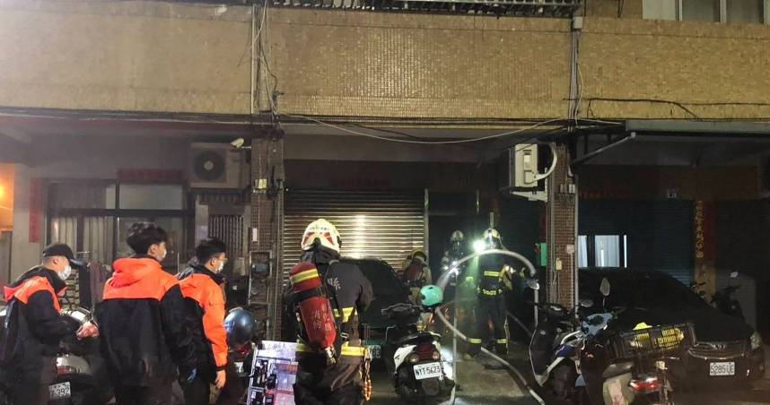 彰化一處民宅清晨發生火警，目前父子雙亡，母女倆還在搶救中。（圖／翻攝畫面）