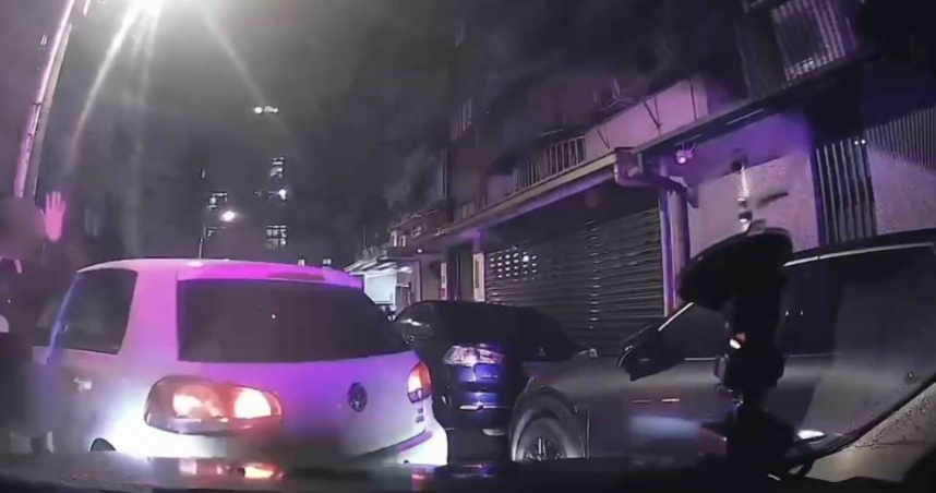 許姓毒蟲2日晚間擦撞警車後逃逸，最終在2公里外自撞而遭警方逮捕。（圖／翻攝畫面）