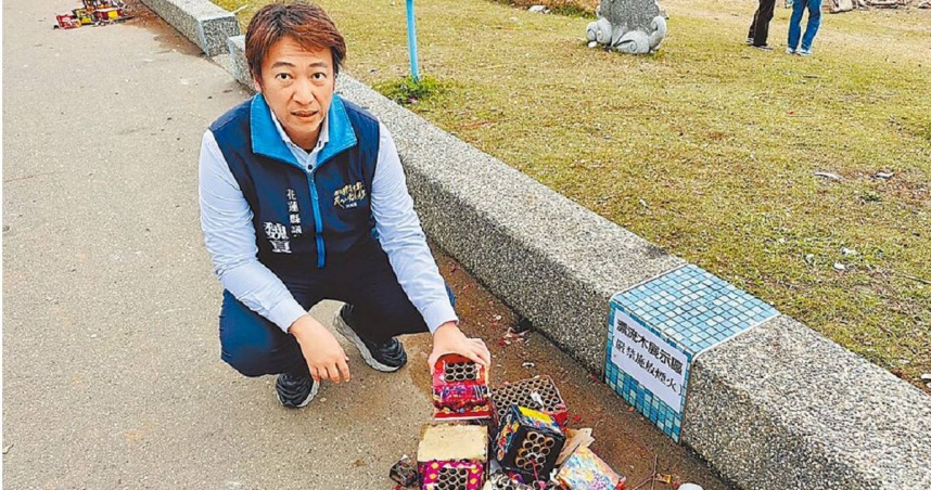 花蓮太平洋公園南濱段去年因颱風來襲堆置大量漂流木，春節連假後現場留下大量煙火、炮竹等紙屑垃圾，縣議員魏嘉賢擔心若未妥善處理可能引起祝融。（圖／花蓮縣議員魏嘉賢提供／中國時報羅亦晽花蓮傳真）