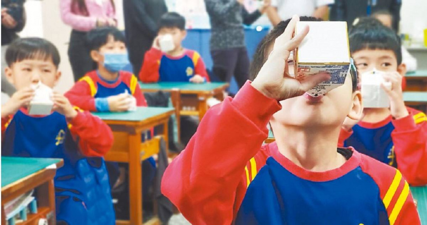 圖為國小學童喝鮮乳。（圖／報系資料照）